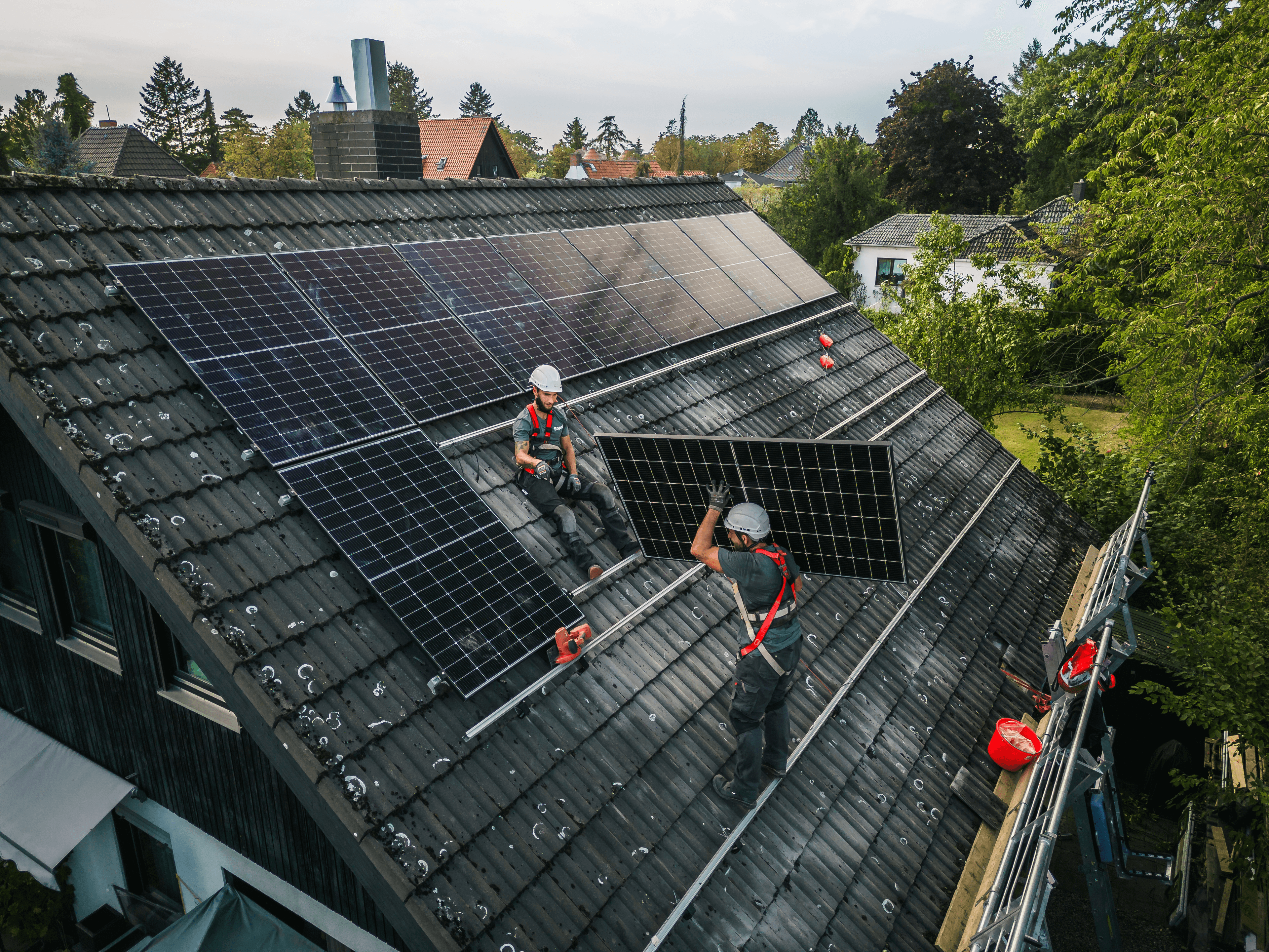 Enpal-Solarinstallateure montieren eine Solaranlage auf einem Dach.